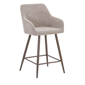 Jenna barkruk – zandkleurige stof met armleuningen 65 cm met gerookte eikenlook