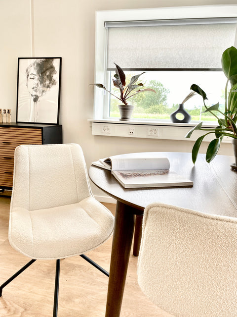 Maja eetkamerstoel in wit bouclé met 360 graden draaifunctie