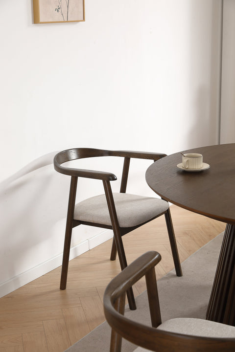 Jocelyn eetkamerstoel in gerookt eiken met beige stoffen zitting