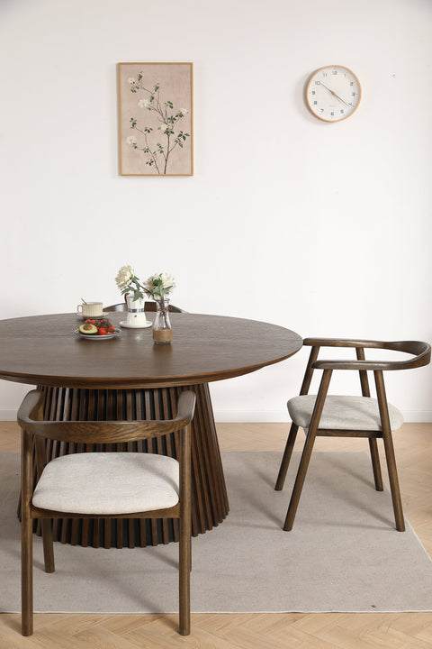 Jocelyn eetkamerstoel in gerookt eiken met beige stoffen zitting